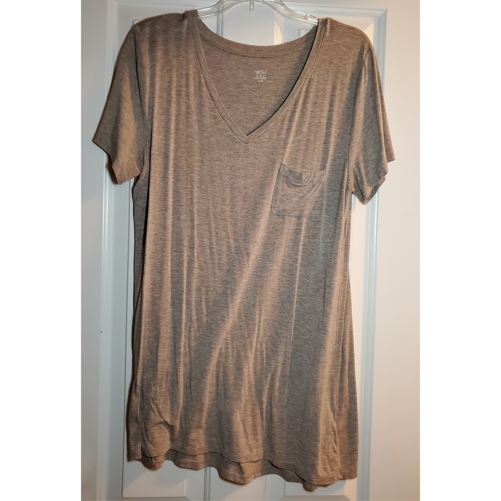 Basic v-neck tee